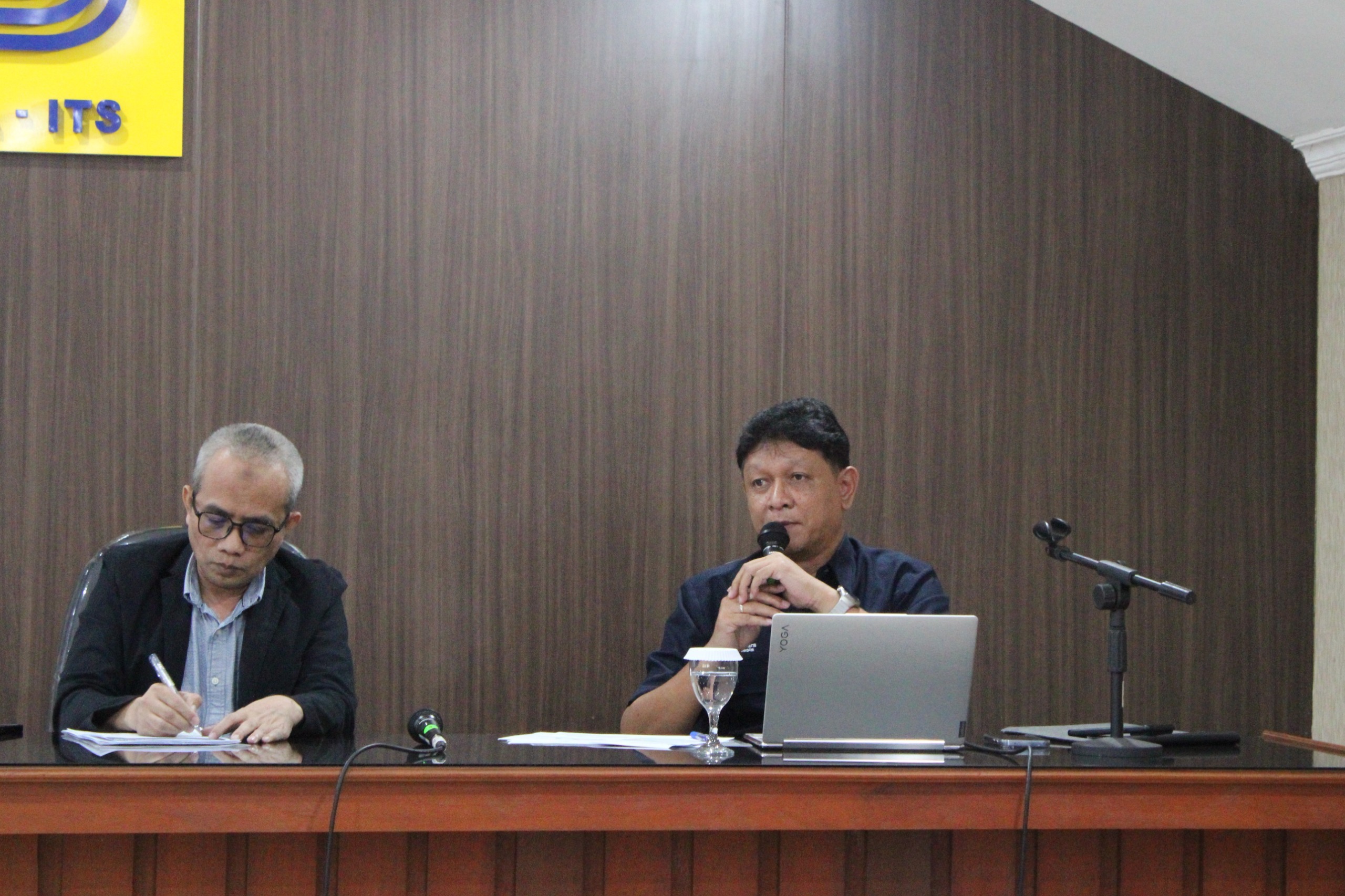 Dirut PT Jasa Marga Surabaya Mojokerto Dominicus Hari Pratama ST MEng Sc IPM (kanan) bersama Wakil Rektor II ITS Dr Machsus ST MT saat memberikan tanggapan tentang evaluasi dari hasil survei IKM layanan angkutan lebaran 2026