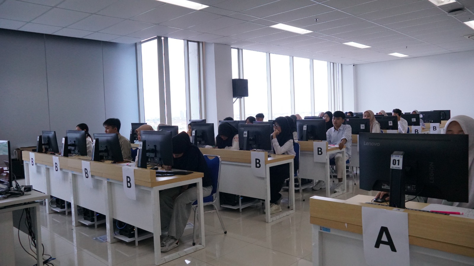 The atmosphere of the first day of UTBK implementation taking place in one of the classrooms at the ITS Tower 1 Building