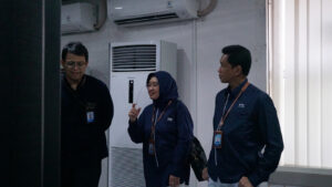 Rektor ITS Prof Dr (HC) Ir Bambang Pramujati ST MSc Eng PhD (kanan) bersama Wakil Rektor 1 ITS Prof Nurul Widiastuti SSi MSi PhD (tengah) saat dijelaskan oleh Direktur PTSI ITS Bagus Jati Santoso SKom PhD tentang server UTBK di DPTSI ITS