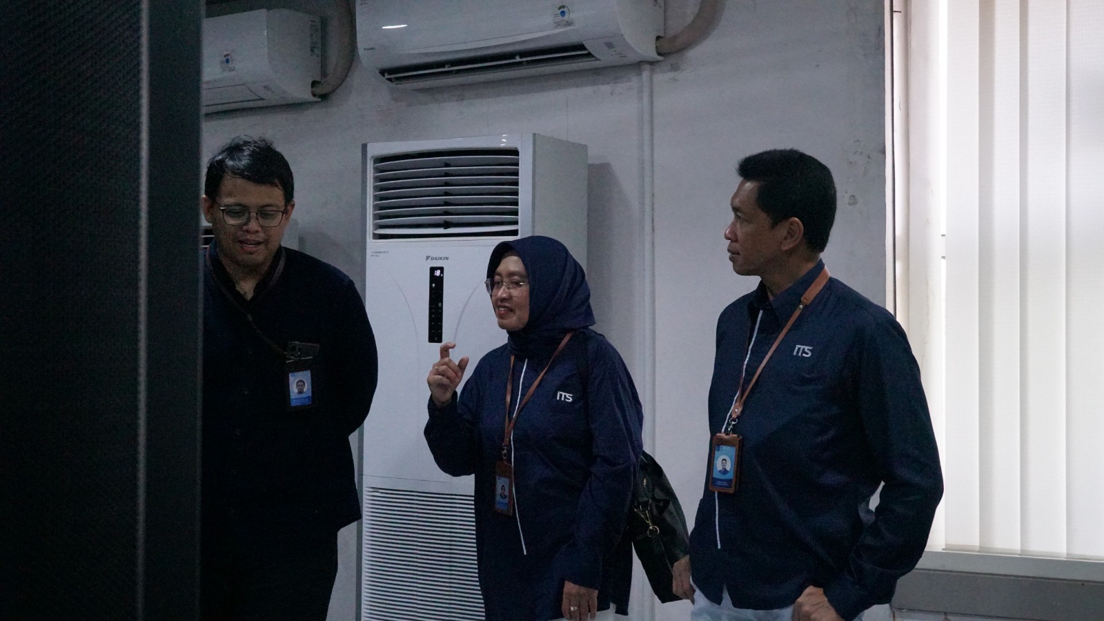 ITS Rector Prof Dr (HC) Ir Bambang Pramujati ST MSc Eng PhD (right) along with ITS Vice Rector 1 Prof Nurul Widiastuti SSi MSi PhD (center) as the Director of PTSI ITS Bagus Jati Santoso SKom PhD explains the UTBK server at DPTSI ITS