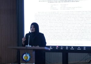Dr Wisda Mulyasari SST MT saat menjelaskan disertasinya pada Sidang Promosi Doktor di Departemen Teknik Sistem dan Industri ITS