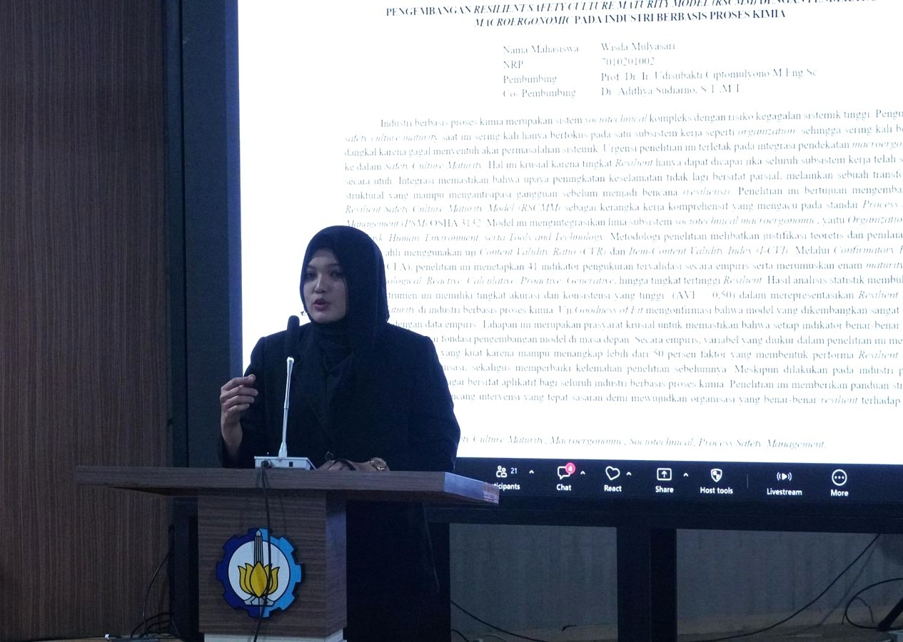 Dr Wisda Mulyasari SST MT saat menjelaskan disertasinya pada Sidang Promosi Doktor di Departemen Teknik Sistem dan Industri ITS