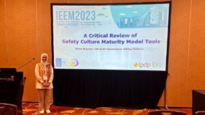 Dr Wisda Mulyasari SST MT usai memaparkan penelitiannya di IEEE International Conference on Industrial Engineering and Engineering Management (IEEM) di Singapura