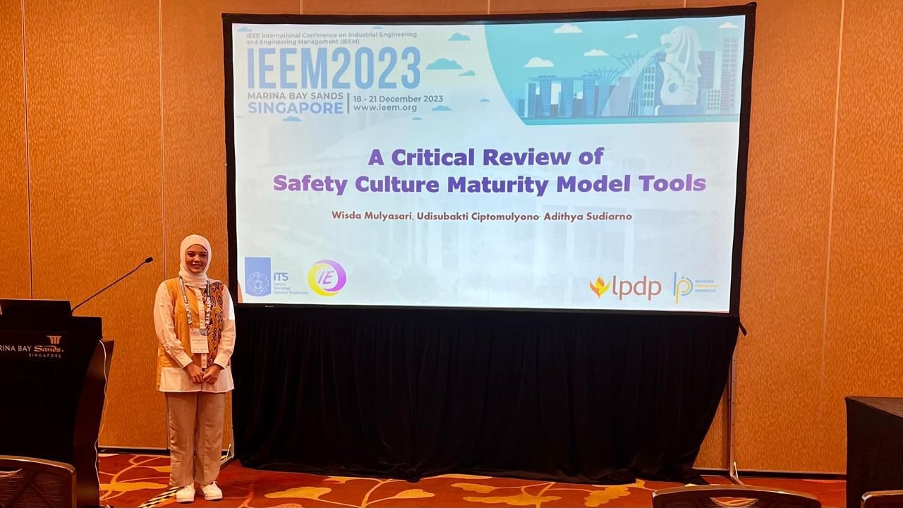 Dr Wisda Mulyasari SST MT usai memaparkan penelitiannya di IEEE International Conference on Industrial Engineering and Engineering Management (IEEM) di Singapura