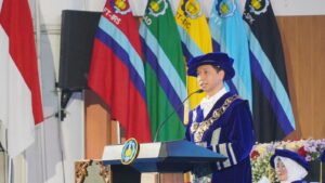 Rektor ITS Prof Dr (HC) Ir Bambang Pramujati ST MScEng PhD saat memberikan pidato sambutan pada hari pertama Wisuda ke-133 ITS