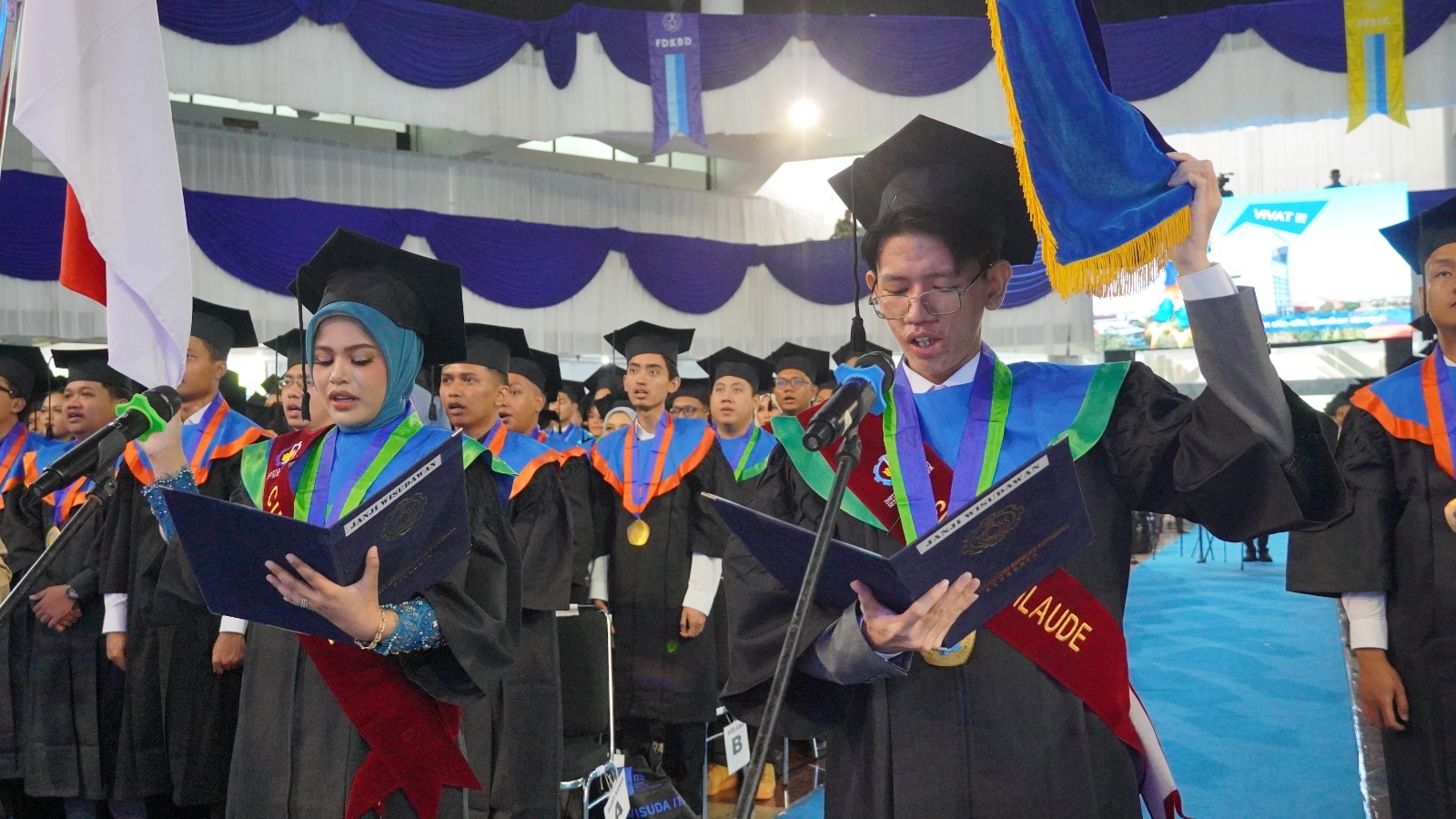 Prosesi pembacaan Janji Wisudawan yang diikuti oleh seluruh wisudawan pada hari pertama Wisuda ke-133 ITS