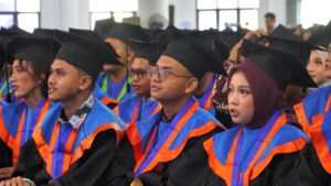 Para wisudawan yang mengikuti upacara kelulusan Wisuda ke-133 ITS dengan penuh khidmat di Grha Sepuluh Nopember ITS