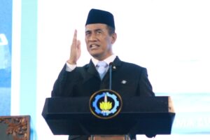 Menteri Pertanian RI Dr Ir Andi Amran Sulaiman MP saat menyampaikan pesan kepada 176 insinyur baru ITS pada perhelatan Pelantikan Profesi Insinyur PSPPI ITS di Grha Sepuluh Nopember ITS