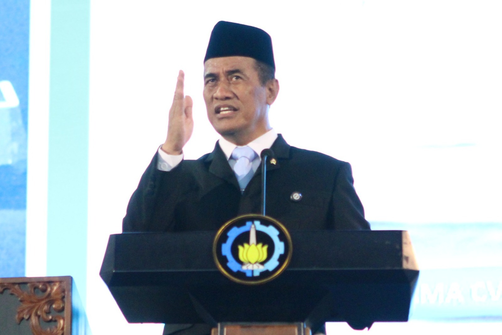 Republic of Indonesia Minister of Agriculture Dr Ir Andi Amran Sulaiman MP while conveying a message to 176 new ITS engineers at the ITS PSPPI Engineer Profession Inauguration event at the ITS Grha Sepuluh Nopember