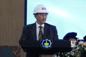 Ketua Persatuan Insinyur Indonesia (PII) Jawa Timur Dr Ir Gentur Prihantono SP SH MT MH saat memimpin 176 insinyur baru dari ITS untuk membacakan sumpah insinyur