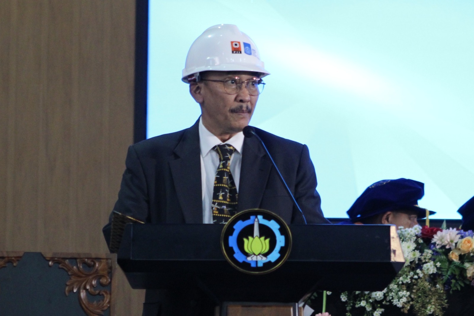 Chairman of the Institution of Engineers Indonesia (PII) East Java Dr Ir Gentur Prihantono SP SH MT MH while leading 176 new engineers from ITS in reciting the engineer's oath