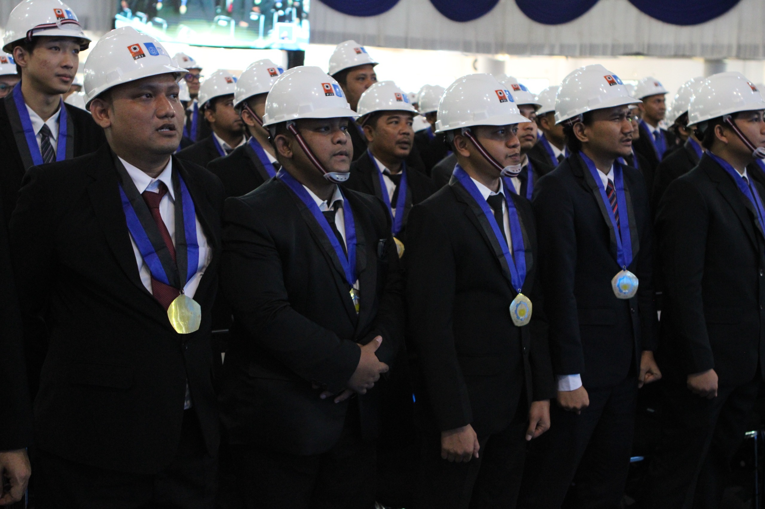 Sejumlah 176 insinyur baru dari PSPPI ITS melafalkan sumpah insinyur pada Pelantikan Profesi Insinyur di Grha Sepuluh Nopember ITS