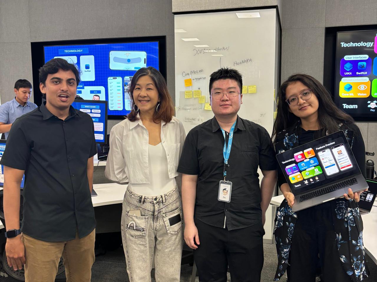 Pelangi Masita Wati (paling kanan) saat melakukan kerja praktik di Apple Developer Academy