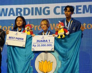 Pelangi Masita Wati (paling kiri) bersama timnya ketika mendapatkan penghargaan di kegiatan Pagelaran Mahasiswa Nasional Bidang Teknologi Informasi dan Komunikasi (GEMASTIK)
