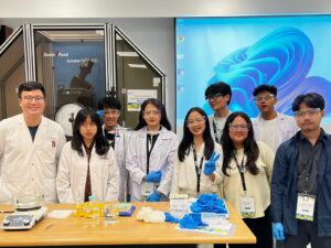 Pelangi Masita Wati (empat dari kiri) ketika mengikuti kegiatan internasionalisasi dalam INSPIRASI Summer Program di Nanyang Technological University (NTU), Singapura