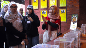 Gambar mahasiswa Universiti Teknologi Malaysia (UTM) menyimak pemaparan pemandu Cokelat Mojopahit Mojokerto