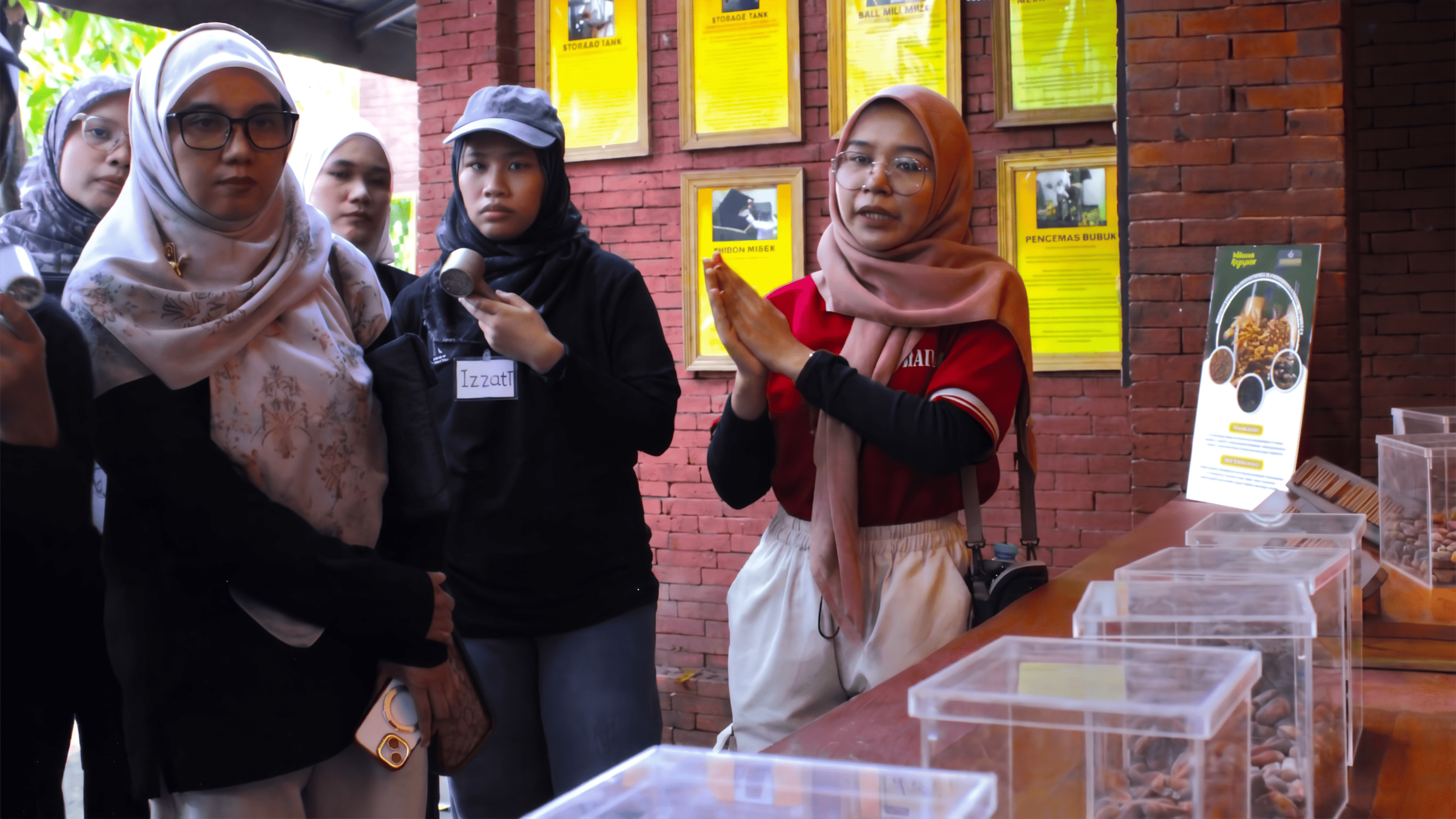 Gambar mahasiswa Universiti Teknologi Malaysia (UTM) menyimak pemaparan pemandu Cokelat Mojopahit Mojokerto