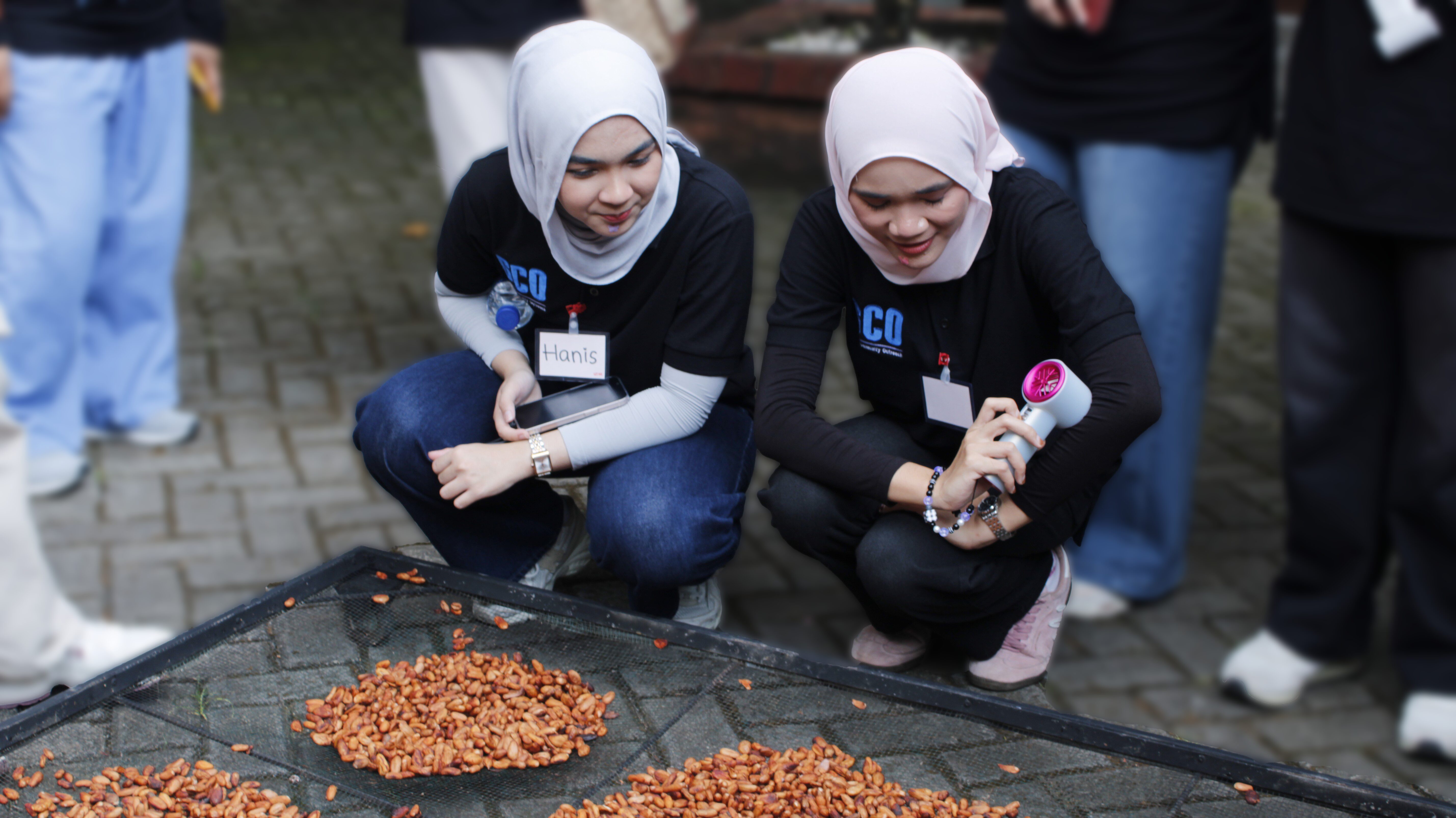 Gambar mahasiswa ITS dan UTM mempelajari proses manufaktur cokelat di Cokelat Mojopahit, Mojokerto
