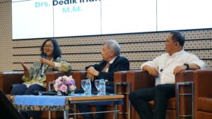 Prof IDAA Warmadewanthi ST MT PhD (kiri) saat menjawab diskusi pada sesi pertama plenary speech konsorsium Taiwan-Indonesia Science Technology Innovation Centre (TI-STIC)