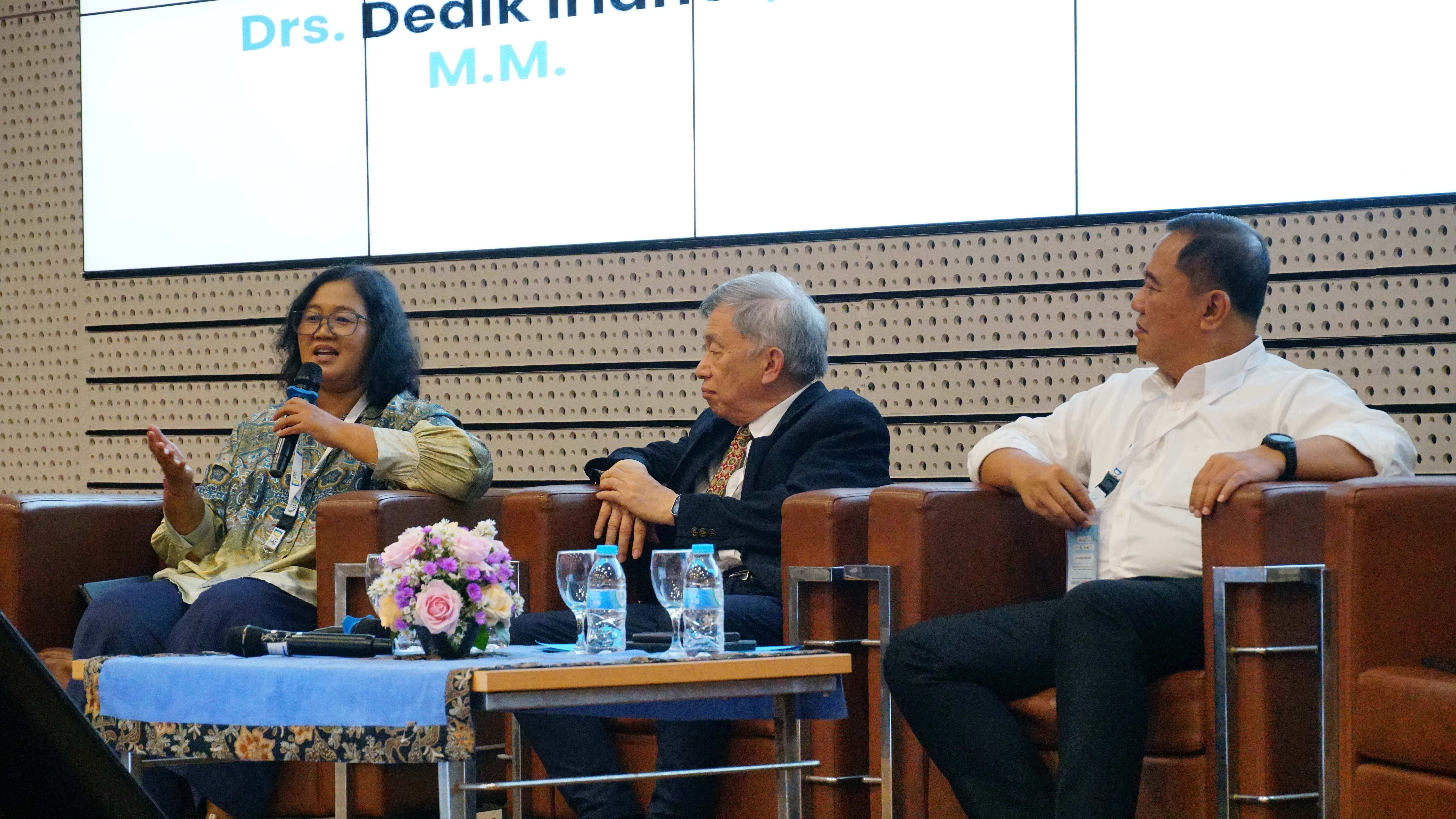 Prof IDAA Warmadewanthi ST MT PhD (kiri) saat menjawab diskusi pada sesi pertama plenary speech konsorsium Taiwan-Indonesia Science Technology Innovation Centre (TI-STIC)