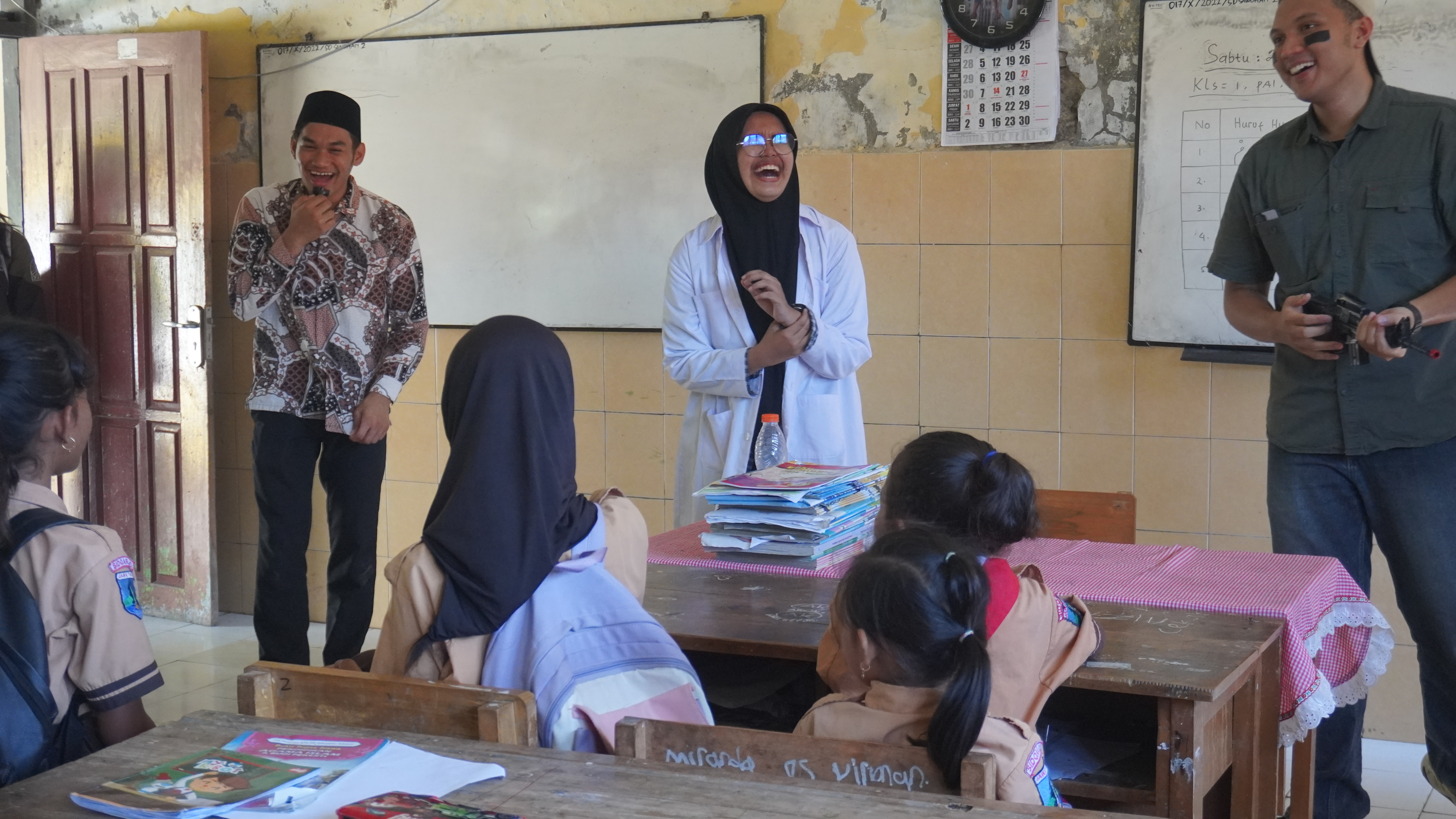 Edukasi oleh Society of Renewable Energy (SRE) ITS pada siswa/i SD Satu Atap Buduran, Sidoarjo, Sabtu (2/5)