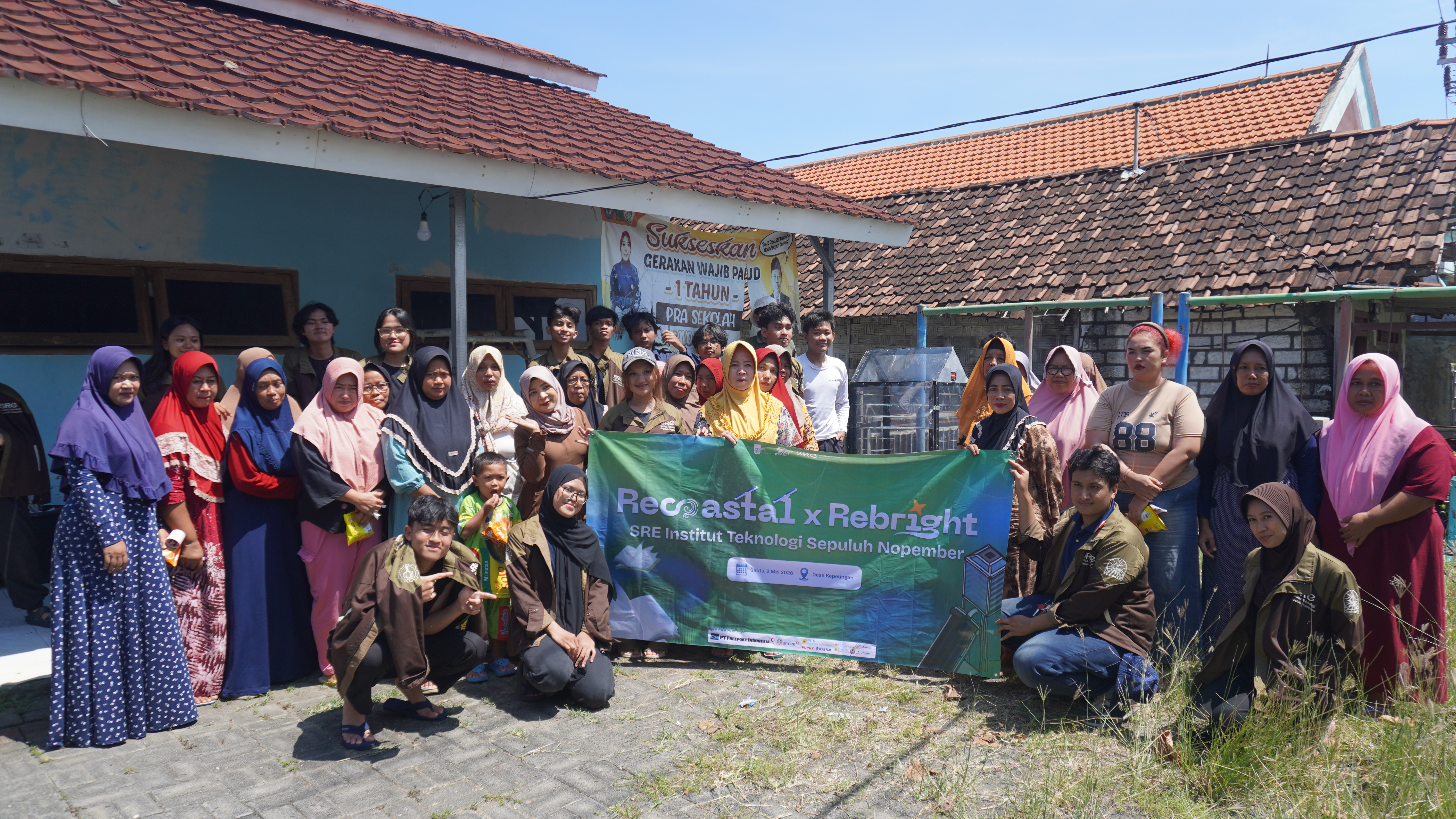 Kegiatan pengabdian masyarakat bertajuk Recoastal x Rebright yang diselenggarakan oleh Society of Renewable Energy (SRE) ITS di Desa Sawohan, Kecamatan Buduran, Sidoarjo pada Sabtu (2/5)