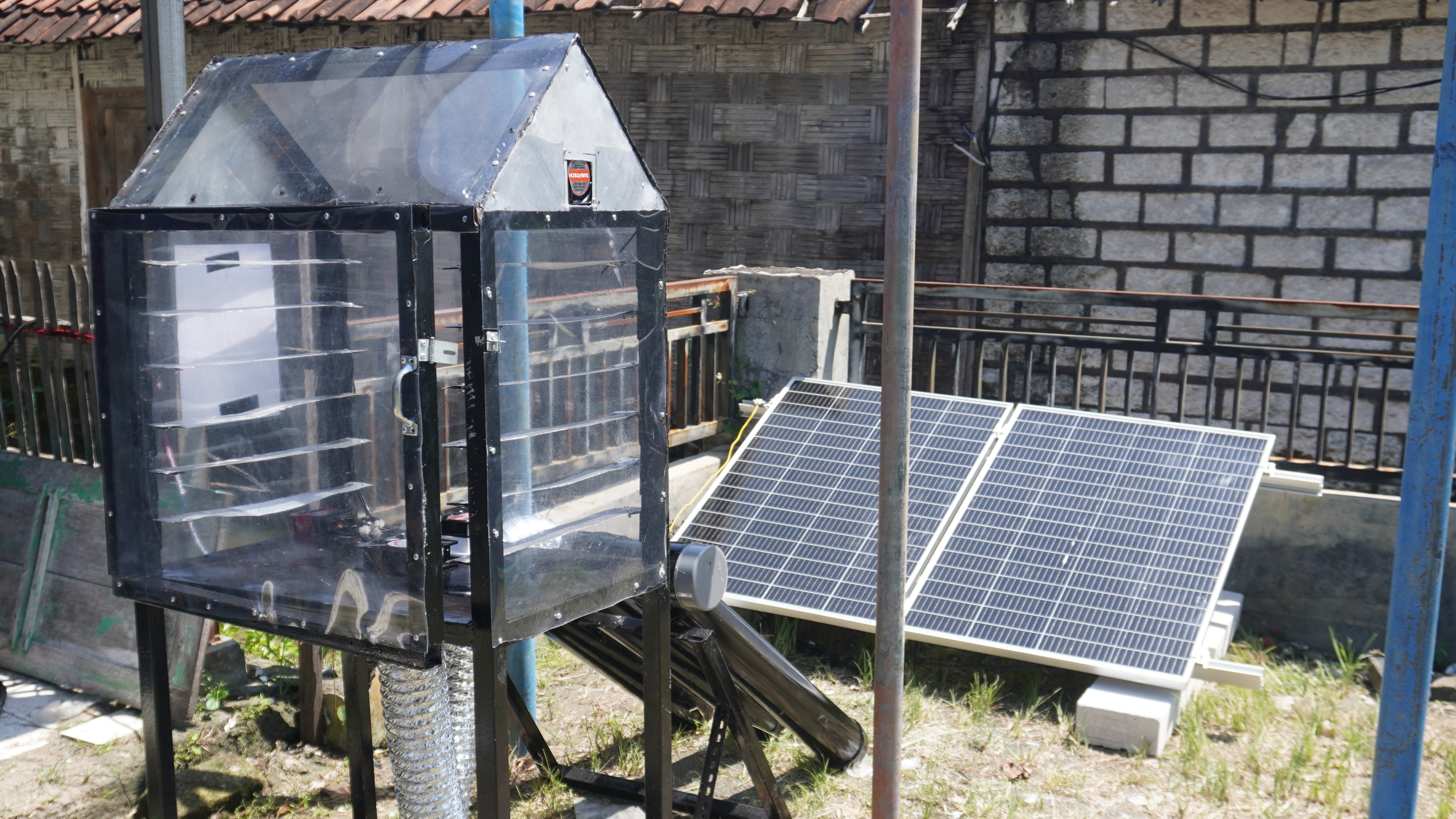 Oven pengering kerupuk ikan yang dibuat oleh Society of Renewable Energy (SRE) ITS