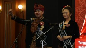 Tangguh Pratama Putra (kiri) dengan optimismenya saat tampil dalam final Pemilihan Duta Bahasa NTB 2026
