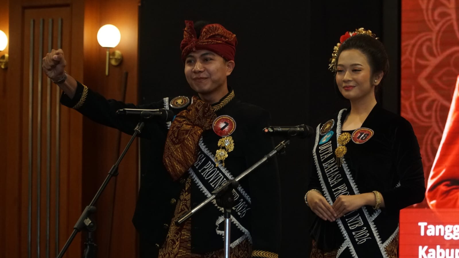 Tangguh Pratama Putra (kiri) dengan optimismenya saat tampil dalam final Pemilihan Duta Bahasa NTB 2026