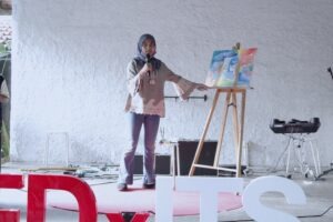 Gambar Qurrota’ain Rizky Cahyani atau yang akrab disapa Tata merupakan pelukis cilik asal Surabaya yang menjadi pemateri tentang kebebasan memaknai ekspresi karya seni