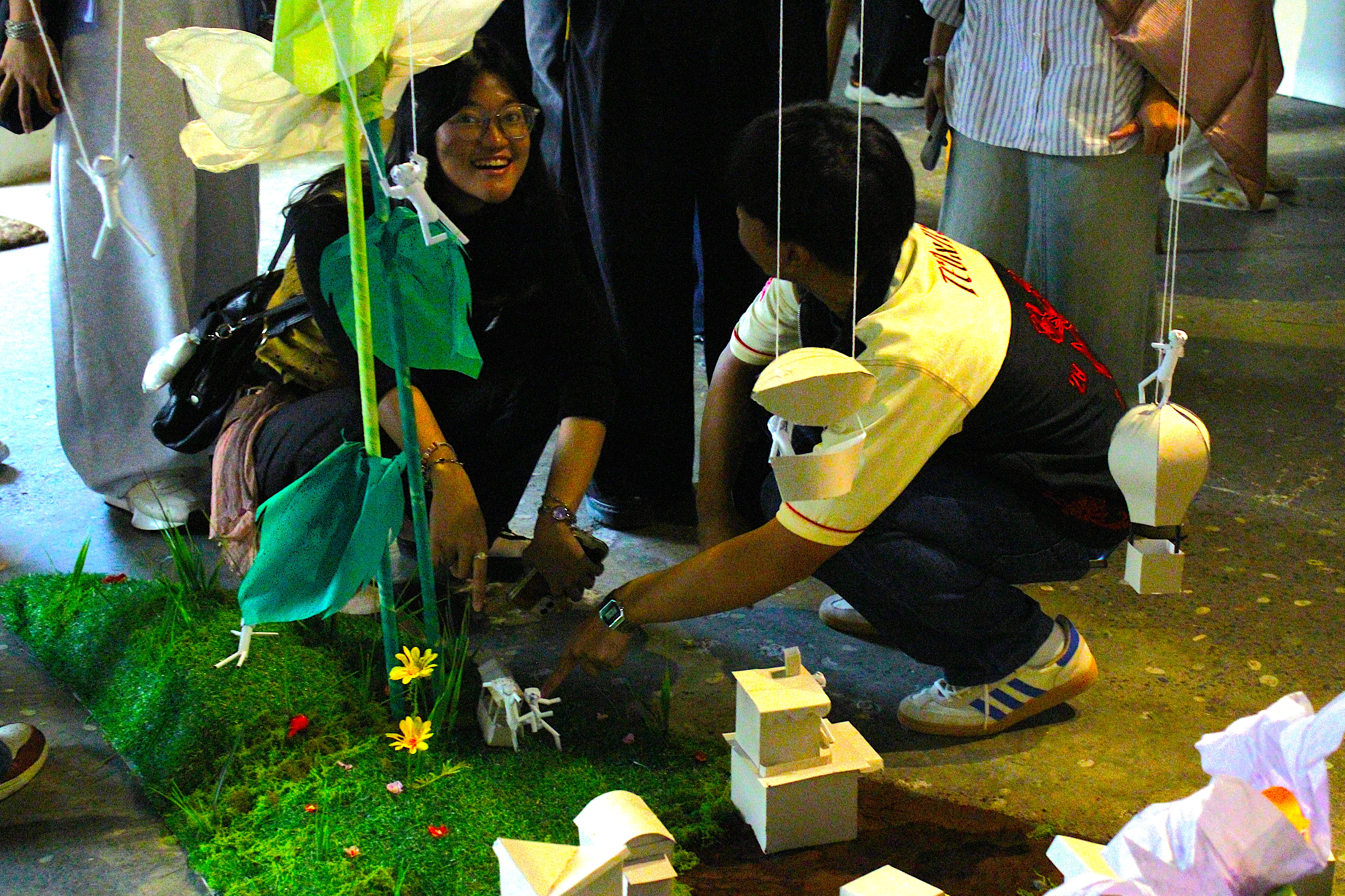 Gambar Pagelaran karya seni yang mengusung sub-tema The First Mark, Unfinished Canvas, dan Many Hands, One Wall