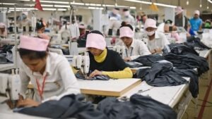 Perempuan pekerja menyuarakan pengalaman dan tuntutan mereka di ruang publik sebagai bagian dari perjuangan pekerja (Sumber: Tempo.co)