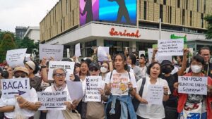 Perempuan pekerja menyuarakan pengalaman dan tuntutan mereka di ruang publik sebagai bagian dari perjuangan pekerja (Sumber: Tempo.co)