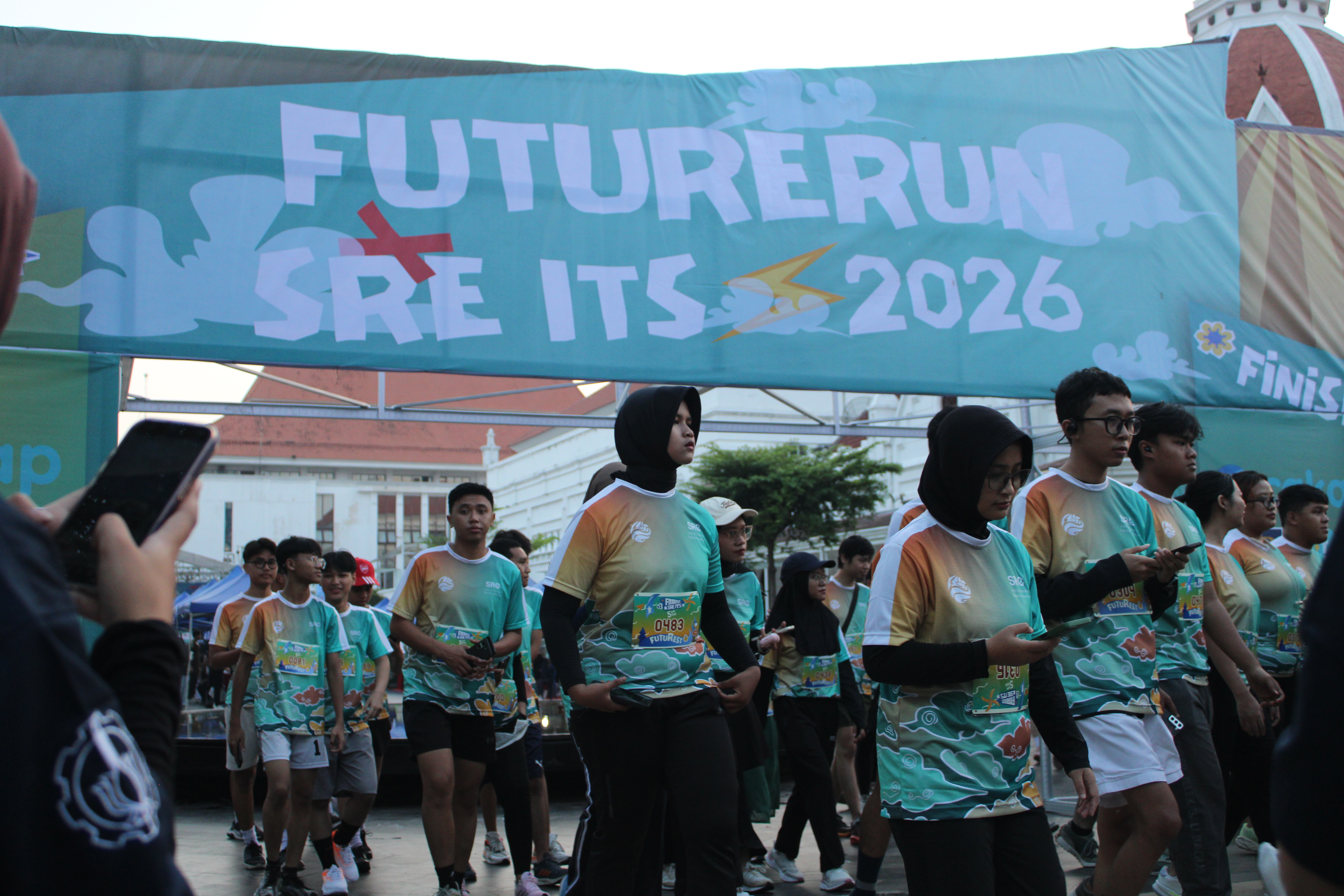 Para peserta Futurerun X SRE ITS saat pelepasan bendera di garis start