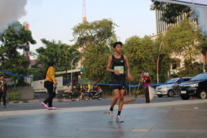 Finisher pertama yang melewati garis finish pada Futurerun x SRE ITS 2026
