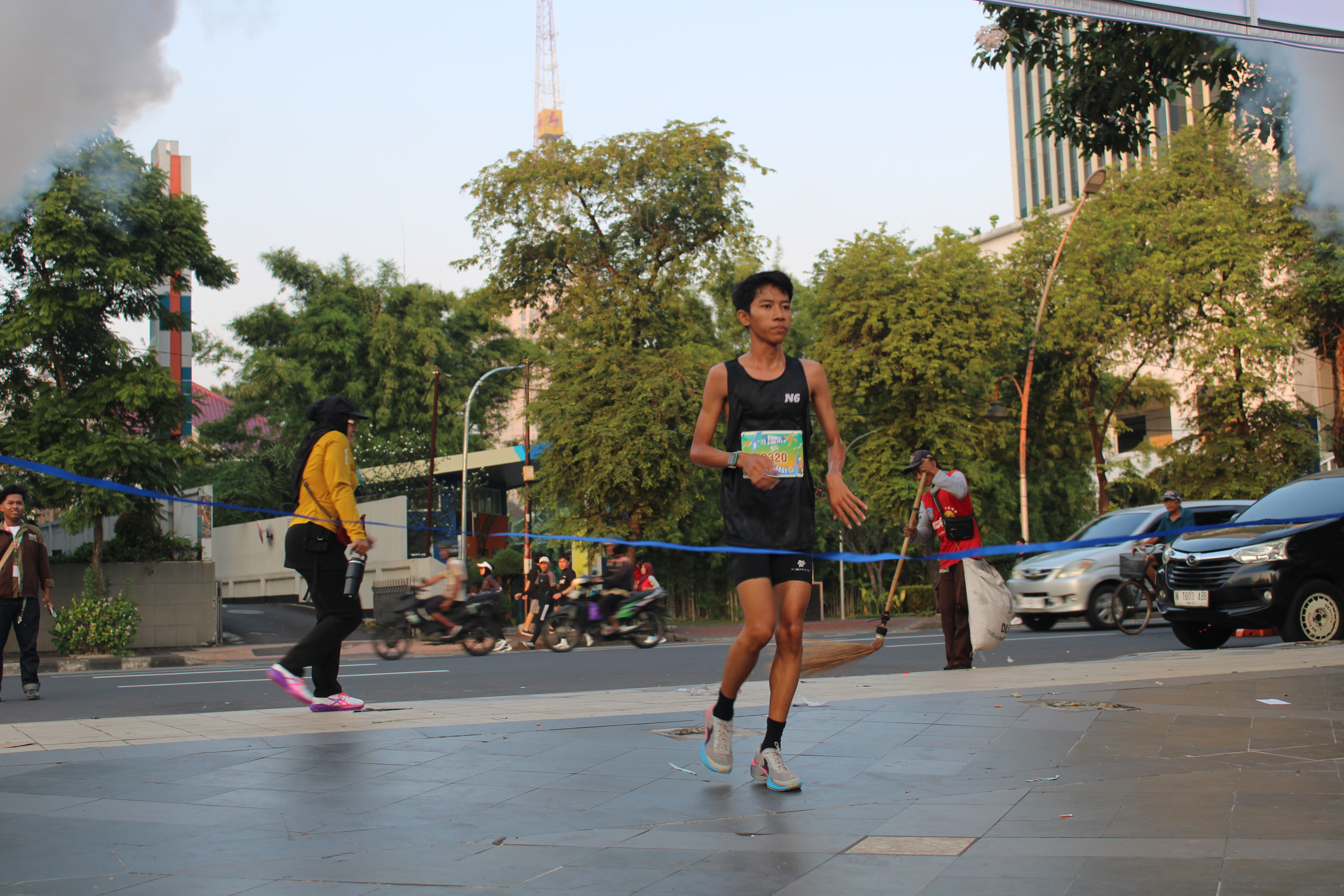 Finisher pertama yang melewati garis finish pada Futurerun x SRE ITS 2026