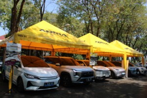 Gambar eberapa mobil bertenaga listrik dalam promosi dan pengenalan kendaraan listrik oleh Adira Finance dan PT Bank Danamon Indonesia