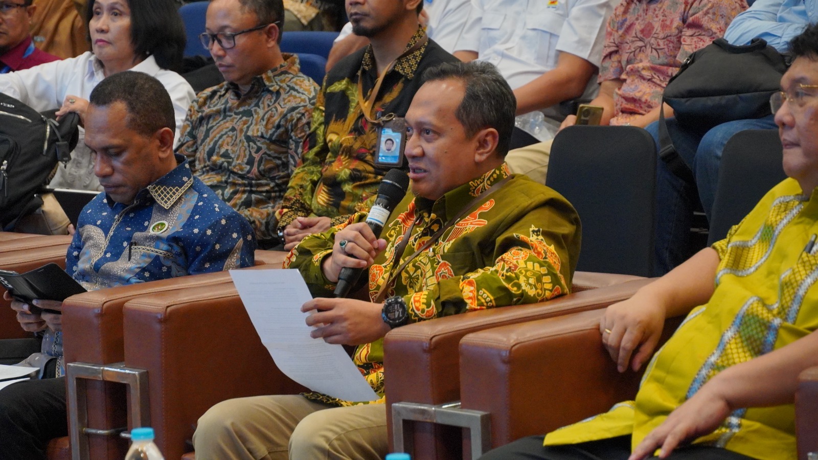 Wakil Rektor IV ITS Prof Agus Muhamad Hatta ST MSi PhD (pegang mic) saat memberikan tanggapan terkait peta jalan kerja sama DEN dan ITS