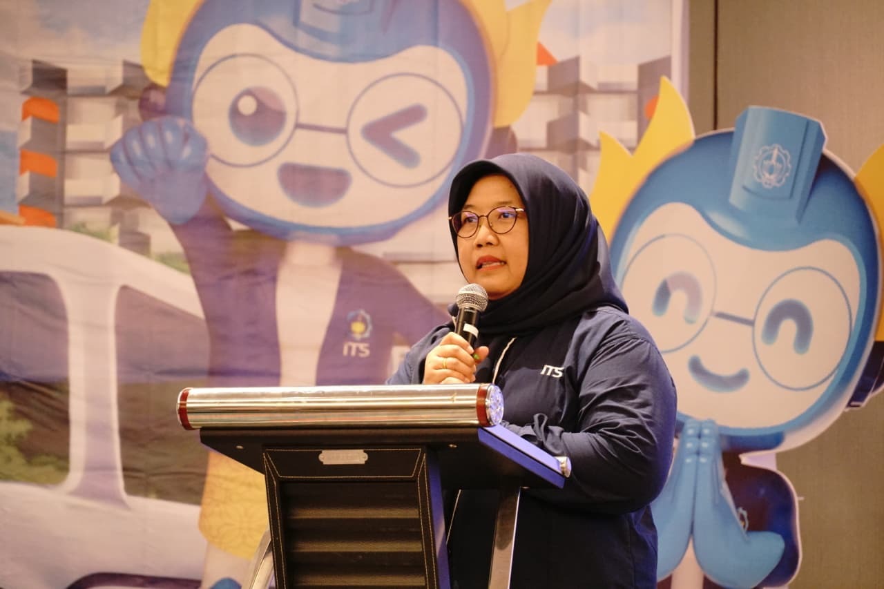 Kepala Subdirektorat Admisi dan Promosi ITS Nani Kurniati ST MT PhD saat menyampaikan laporan seluruh rangkaian kegiatan ITS Education and Innovation Expo 2026