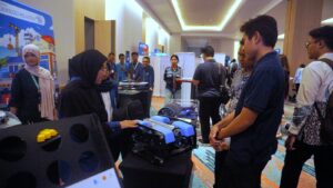 Pengunjung saat menanyakan inovasi yang dipamerkan di booth Fakultas Teknologi Kelautan ITS pada ITS Education and Innovation Expo 2026