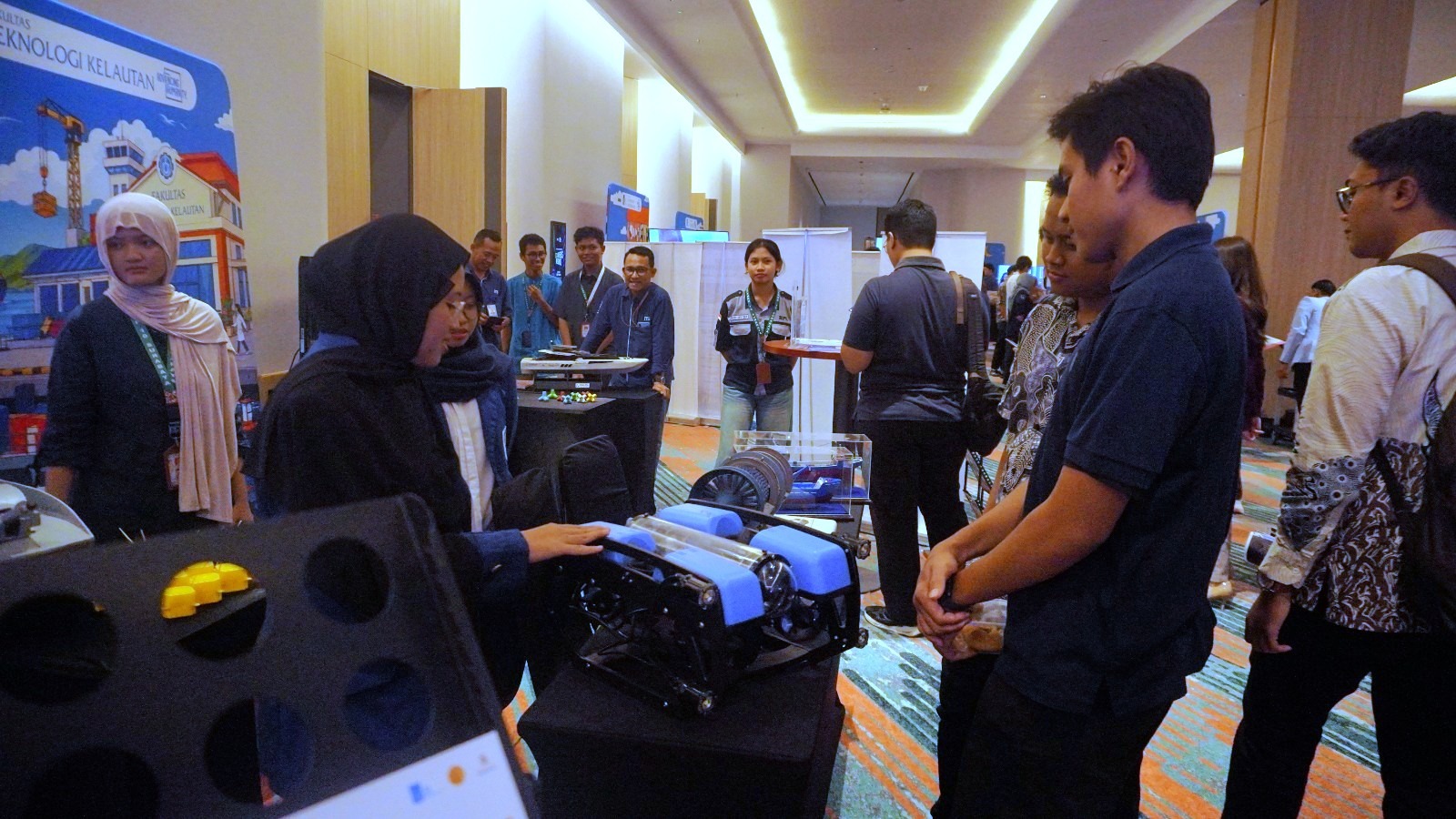 Pengunjung saat menanyakan inovasi yang dipamerkan di booth Fakultas Teknologi Kelautan ITS pada ITS Education and Innovation Expo 2026