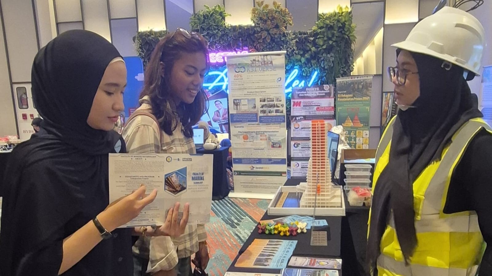 Salah satu pengunjung saat menghampiri booth Fakultas Teknik Sipil, Perencanaan, dan Kebumian ITS di pameran TS Education and Innovation Expo 2026