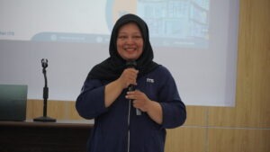 Gambar kepala Unit Pusat Bahasa Global ITS Cahyani Satiya Pratiwi SS dalam menyambut peserta ISM di UPBG ITS