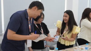 Gambar peserta ISM dari berbagai perguruan tinggi lintas negara ketika sesi games mengenal Bahasa Indonesia