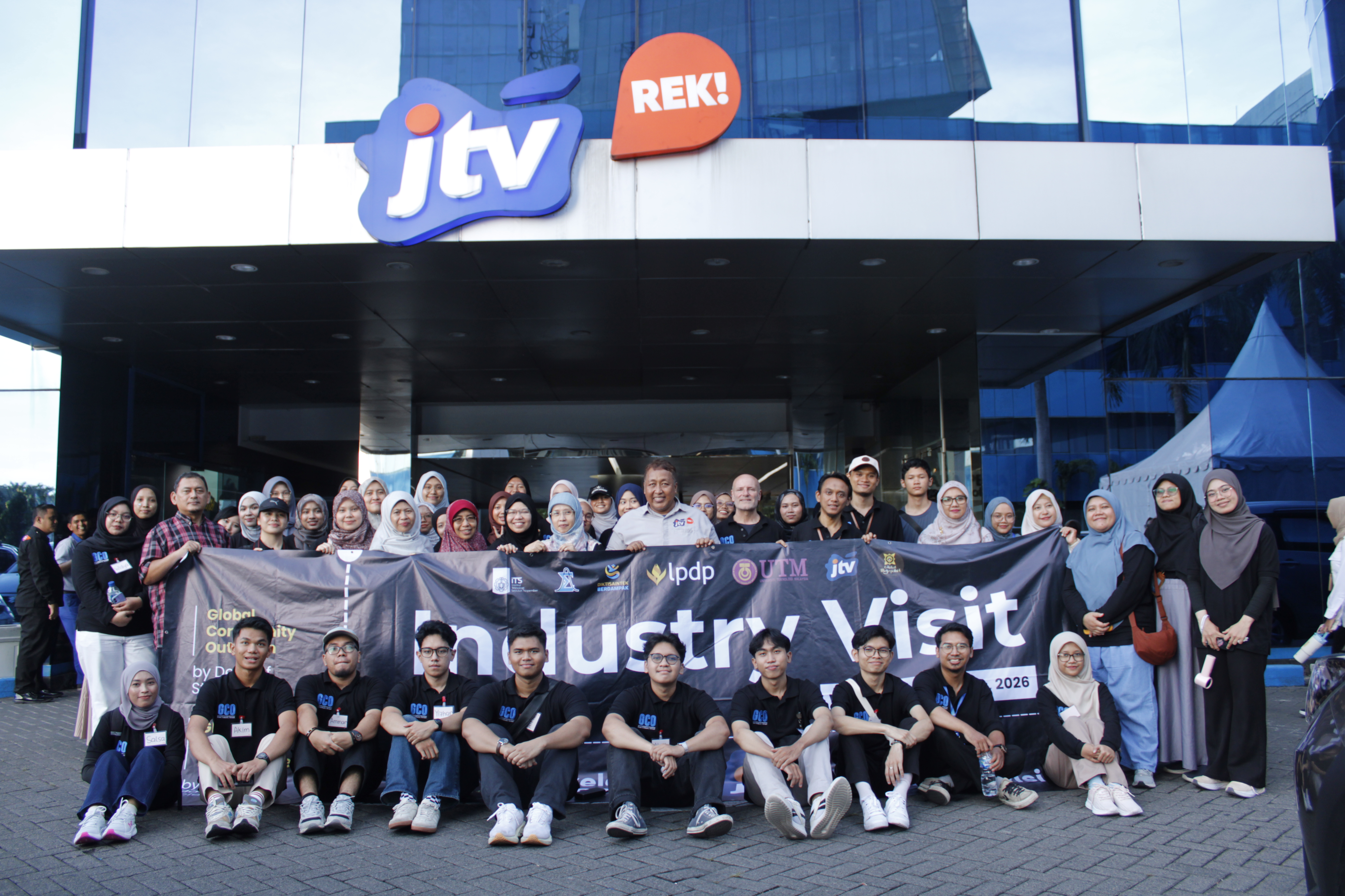 Gambar Kepala Departemen Statistika ITS Prof Dr rer pol Dedy Dwi Prastyo SSi MSi (sembilan dari kiri) beserta mahasiswa dan dosen ITS dan UTM di depan gedung PT Jawa Pos Media Televisi (JTV) Surabaya