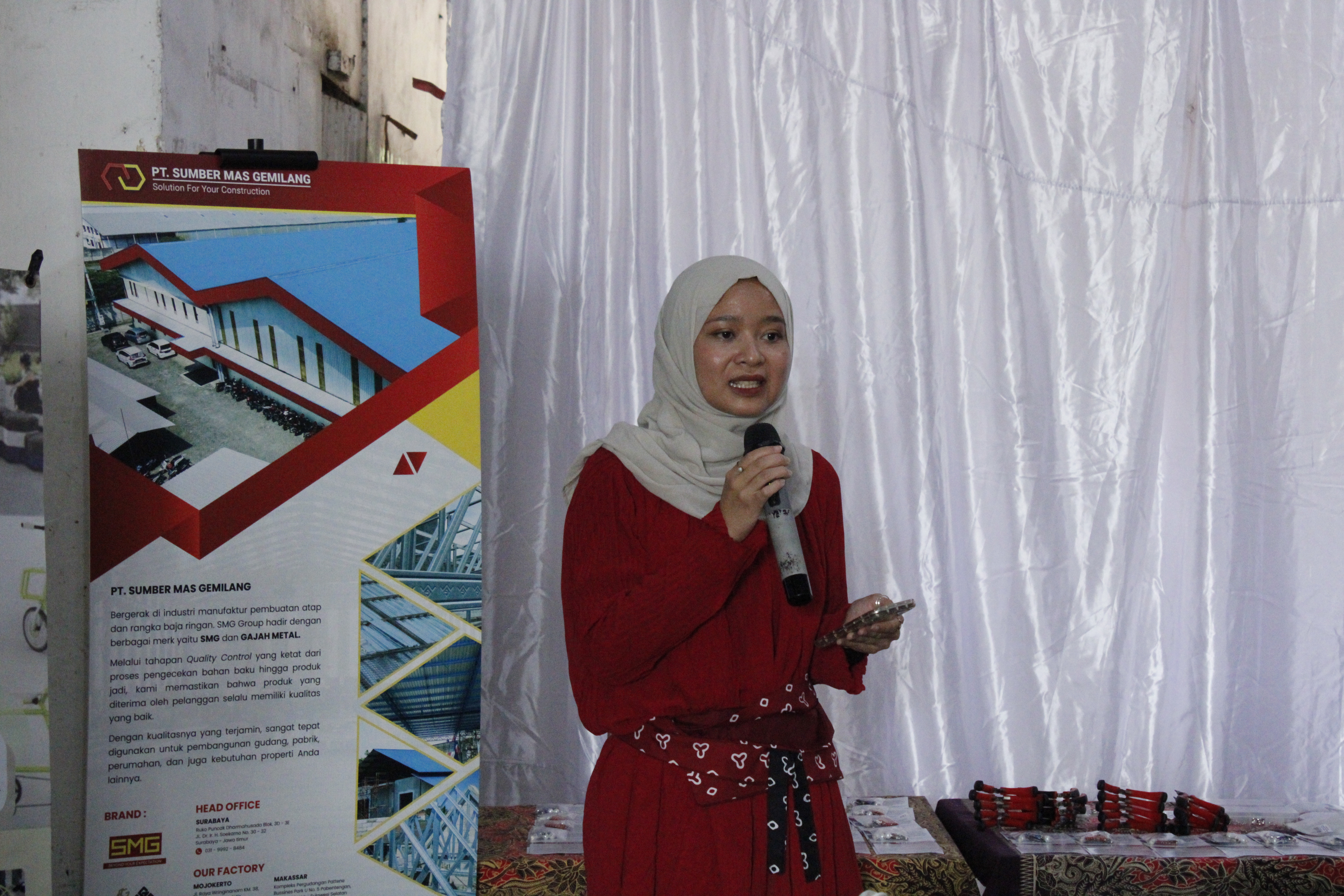 Ganbar Salah satu peneliti Abmas Faudina Faradilla Nanda ST MA ketika menyampaikan pembukaan pada pelatihan desain inovatif bersama Kelompok PKK Wonosari Kidul RT 5 RW 3