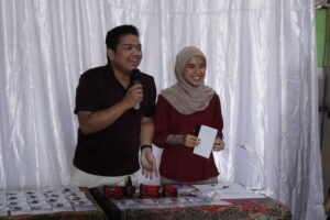 Gambar Pemaparan langkah-langkah perakitan bros oleh mahasiswa Departemen Desain Produk ITS