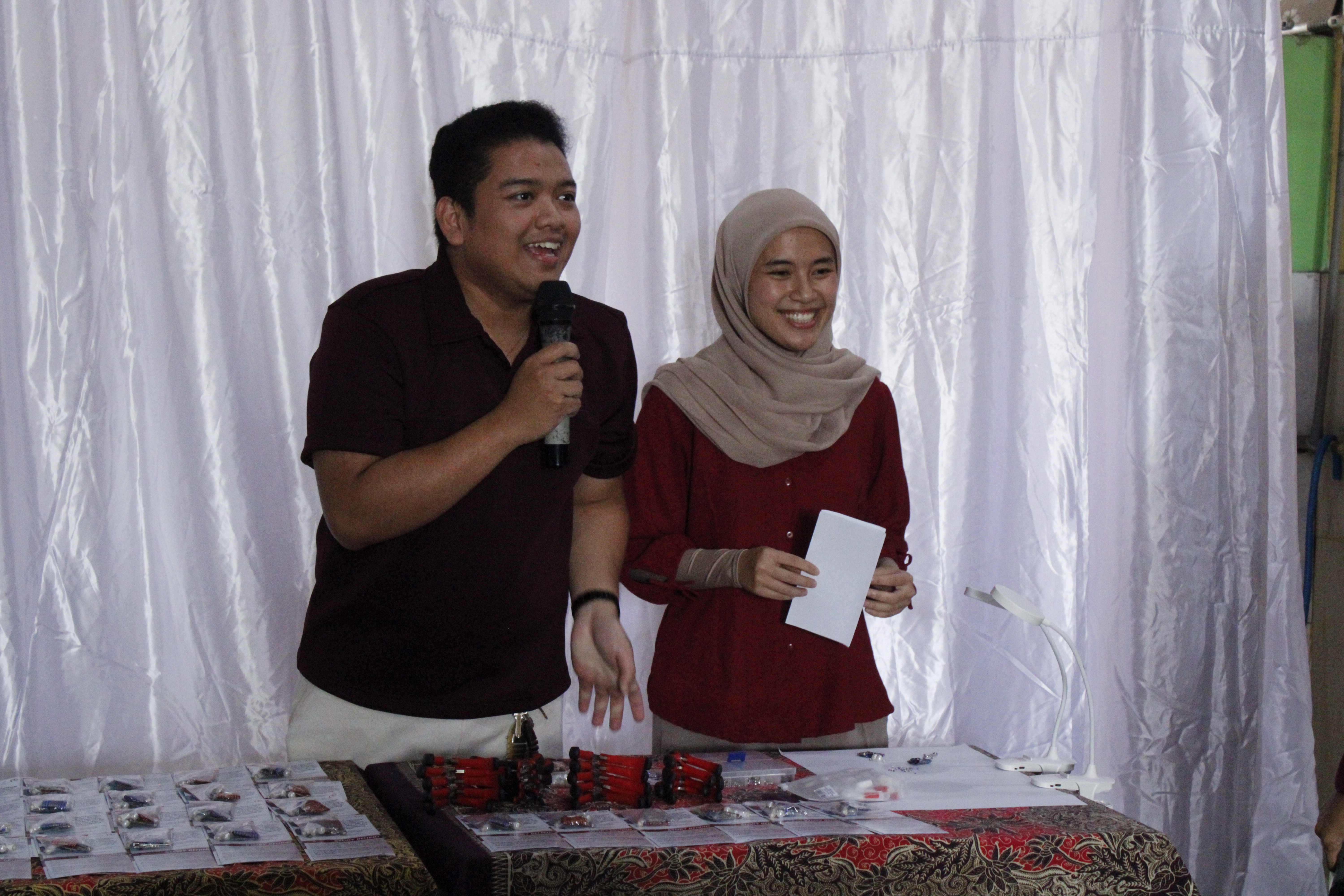 Gambar Pemaparan langkah-langkah perakitan bros oleh mahasiswa Departemen Desain Produk ITS