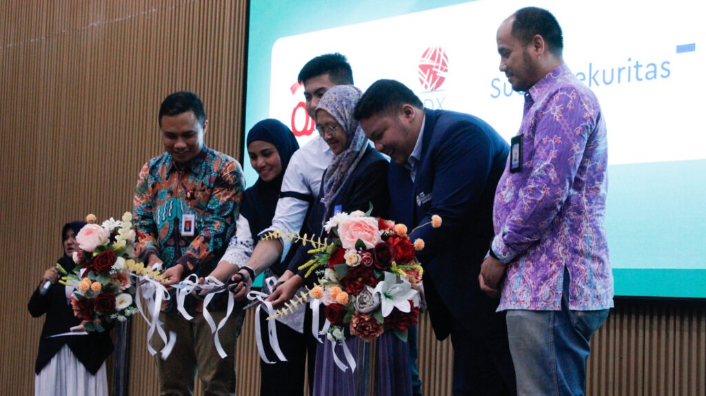 Pemotongan pita sebagai simbolis peresmian kembali program Galeri Investasi MB ITS