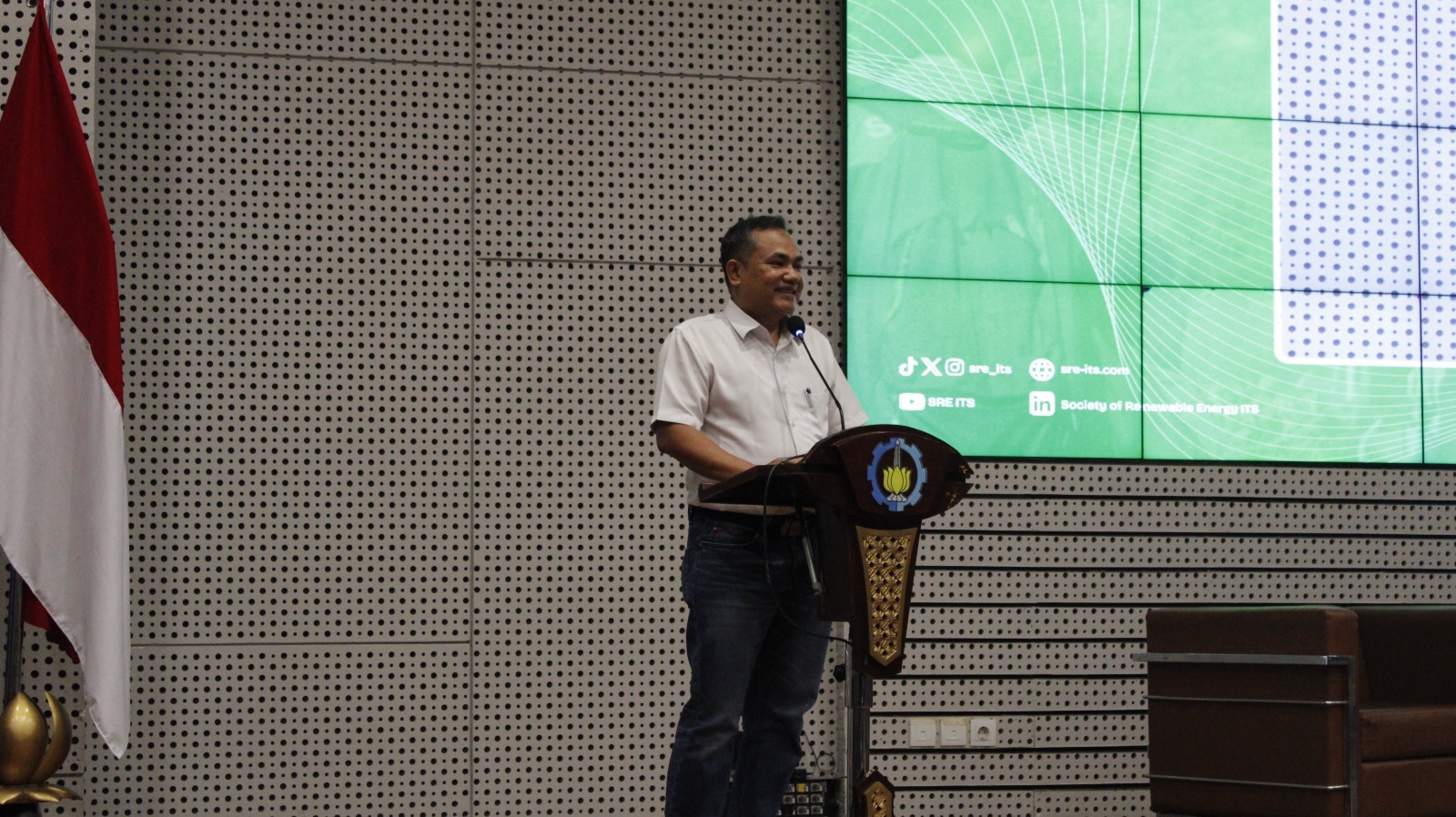Direktur Kemahasiswaan ITS Nur Syahroni ST MT PhD saat menyampaikan sambutan pembukaan RENeX Summit 2026 di Gedung Research Center ITS